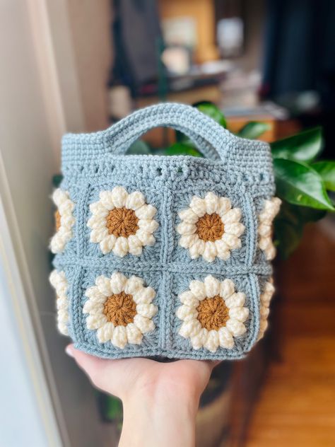 Granny Square Häkelanleitung, Crochet Mini Bag, Pouch Crochet, Daisy Bags, Yarn Patterns, Bag Pattern Free, Crochet Business, Crochet Daisy, Crochet Simple