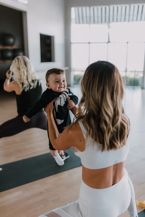 POST BABY FITNESS: WORKOUT WITH BABY Workout With Baby, Fitness Branding, Mom Activities, Baby Workout, Baby Yoga, Fitness Outfits, Yoga Mom, Fitness Photoshoot, Fitness Photos