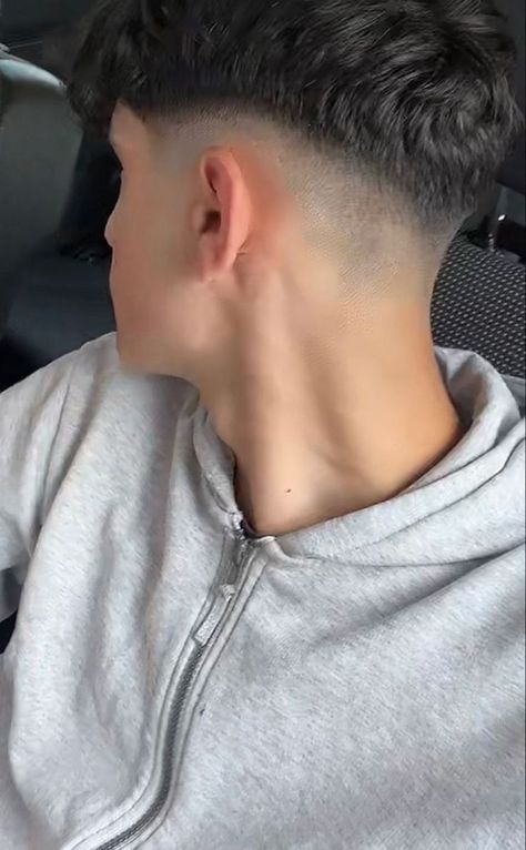 Taper Fade Short Hair, Fade Haircut Curly Hair, Mid Fade Haircut, Fade Haircut Styles, Drop Fade Haircut, Haircut Selfie, Photo Hijab, Mens Haircuts Short Hair, Low Fade Haircut