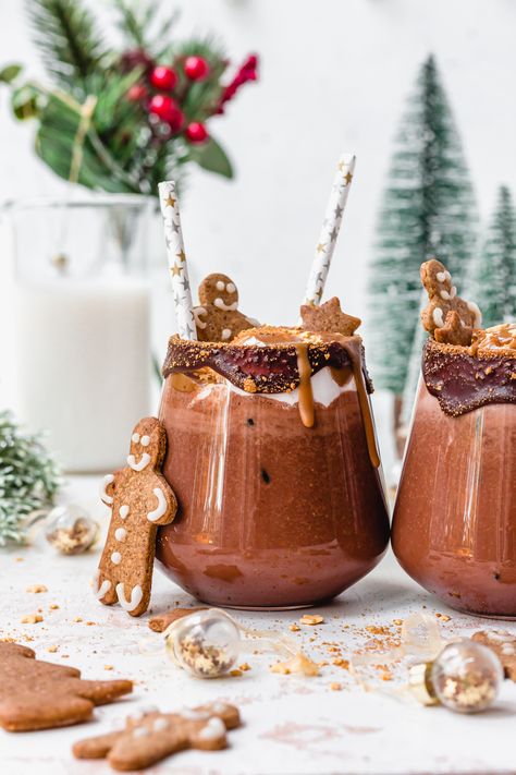 Winter Drink Photography, Gingerbread Mocktail, Christmas Mocktails, Speculoos Cookie Butter, Chocolate Gingerbread, Latte At Home, Homemade Gingerbread, Vegan Gingerbread, Vegan Whipped Cream