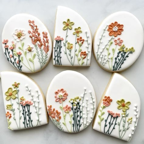 Wildflower Birthday Party, Wedding Cookies Decorated, Happy Birthday Sis, Flower Sugar Cookies, Easter Sugar Cookies, Sugar Cookie Royal Icing, Iced Biscuits, Wildflower Baby Shower, Bridal Shower Cookies