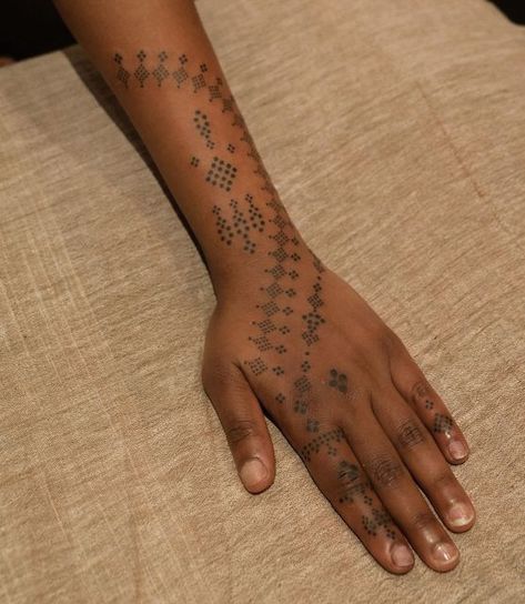 Emmy Lim Hon on Instagram: "Havent dropped anything on ig for a while , felt like i just needed a break from this matrix 😵‍💫 Heres a hand ornament i made for Vidya 🥰 its giving me much mehendi inspired vibes #handpoke #ornamental #adornment" Thai Finger Tattoo, Hand Tattoos Ornamental, Ornamental Tattoo Placement, Ornamental Finger Tattoo, Adornment Tattoo, Ornamental Hand Tattoo, Henna Sleeve, Cool Henna, Indian Feather Tattoos