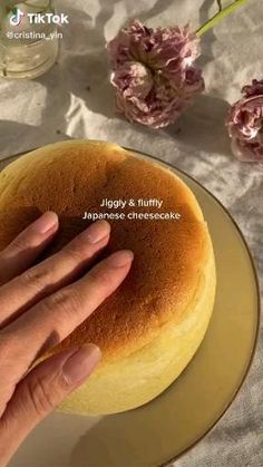 Japanese Jiggly Cake Recipe, Easy Japanese Sweets Recipes, Korean Cheesecake Recipe, Cake Tiktok Videos, Cake Recipes Japanese, Easy Desserts With Things You Have At Home, Japanese Fluffy Cheesecake Recipe, Easy Japanese Cake Recipe, How To Make Japanese Cheesecake