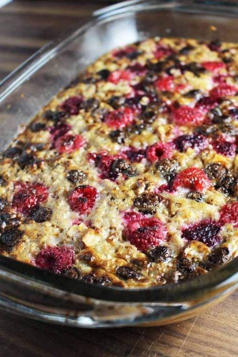 Chocolate Baked Oatmeal, Raspberry Dark Chocolate, Casserole Breakfast, Raspberry Oatmeal, Raspberry Chocolate Chip, Dark Chocolate Nutrition, Skillet Cake, Baked Oatmeal Recipes, Canadian Food