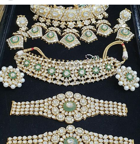 Rajasthani Jewellery, Beautiful Wedding Jewelry, Simple Bridal Jewelry, Jadau Jewellery, Bridal Jewellery Inspiration, Kundan Jewellery Bridal, Bridal Necklace Designs, Reception Dresses, Indian Jewelry Earrings