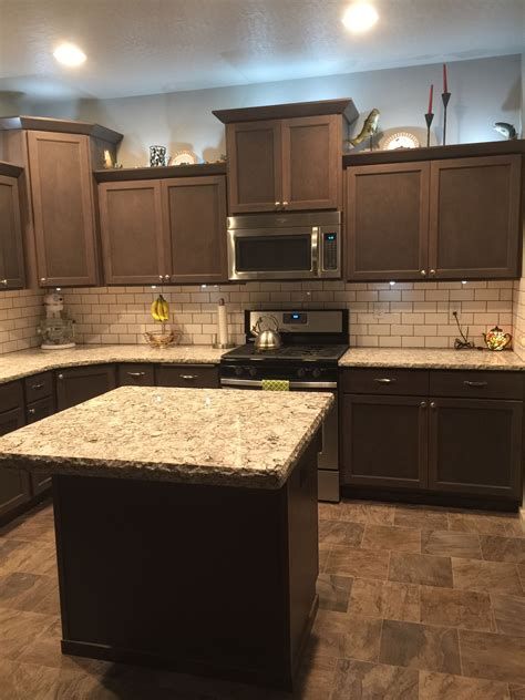 Kitchen Backsplash Ideas With Brown Cabinets – MARBLE BACKSPLASH IDEAS, Design, Photos and Pictures / Brown is an easy color to maintain, quickly hiding spills and splashes. | FoodBloggerMania.it Brown Cabinets White Counter Backsplash Ideas, White Subway Tile Kitchen Backsplash Dark Brown Cabinets, Backsplash With Espresso Cabinets, Kitchen Backsplash Dark Brown Cabinets, Brown Kitchen Backsplash Ideas, Backsplash Ideas For Brown Cabinets, Brown Granite Countertops With Backsplash, Kitchen Backsplash With Dark Wood Cabinets, Kitchen Backsplash For Brown Cabinets