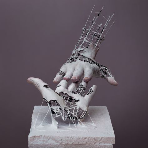 Surreal and Realistic Physical Fragment Sculptures. To see more art and information about Yuichi Ikehata click the image. Sculptures Sur Fil, Plaster Sculpture, Colossal Art, Hand Sculpture, Digital Elements, Wire Sculpture, Hand Art, Sculpture Installation, Figurative Sculpture