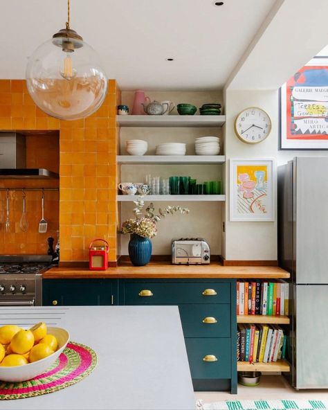 Florida Interiors, Arizona Apartment, Retro Style Kitchen, Built In Banquette, Green Sofa, London House, Design Del Prodotto, Kitchen Inspo, House Garden