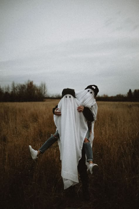 We found the most creative Halloween couple costume ideas for you and your partner! DIY costumes, funny couple costumes, cute couple costumes + more! At Home Halloween Costumes For Couples, Halloween Couple's Costume, Halloween Ghost Couple Photoshoot, Ghost Trend Couple, Bff Ghost Photoshoot, Horror Movie Engagement Photos, Goth Couple Outfits, Funny Ghost Photoshoot, Sheet Ghost Photoshoot Couple