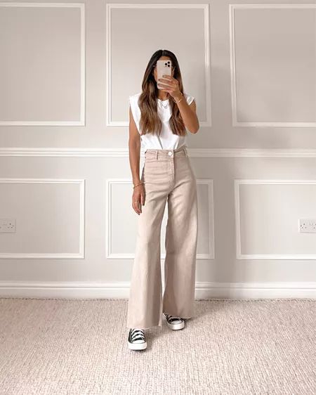 Marine Jeans Outfit, Zara Marine Straight Jeans Outfit, Beige Outfits For Women, Beige Wide Leg Pants Outfit, Beige Jeans Outfit, Beige Pants Outfit, Marine Jeans, Straight Jeans Outfit, Outfit Informal