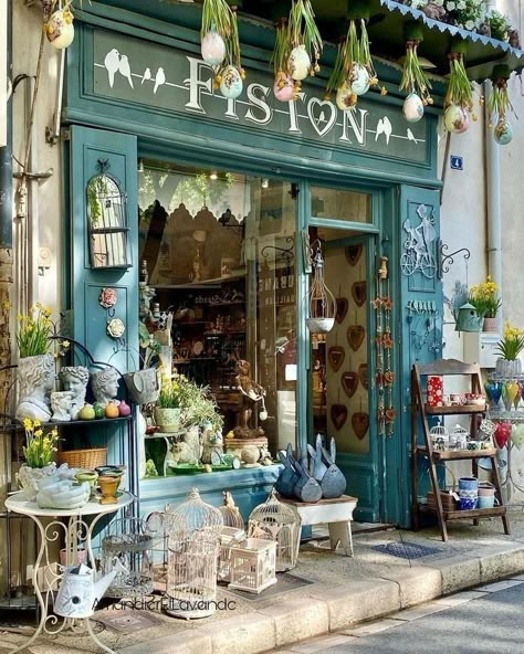 Vintage Store Ideas, Georgiana Design, French Buildings, French Boutique, Flower Shop Design, Decoration Vitrine, Bookstore Cafe, Store Design Boutique, French Flowers