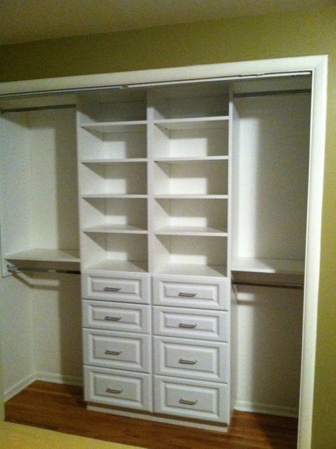 Diy Kast, Small Closet Design, A Walk In Closet, Narrow Closet, Master Closet Organization, Closet Organizer With Drawers, Custom Closet Design, Walking Closet, Walk In Closet Design