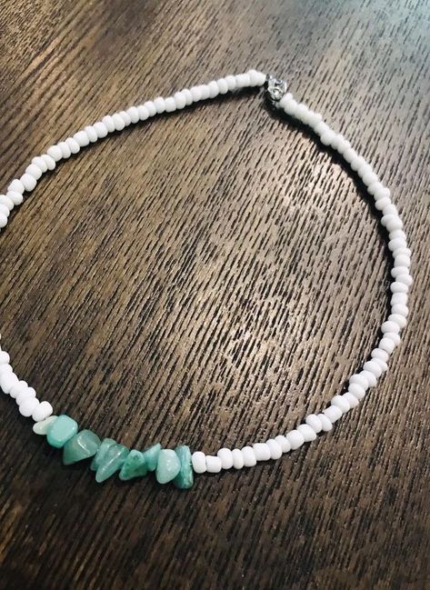 Beaded Necklace Ideas, Chip Bead Jewelry, Necklaces To Make, Beaded Chocker, Kalung Manik-manik, Beachy Summer, Magnetic Necklace, Choker Jewelry, Pola Gelang