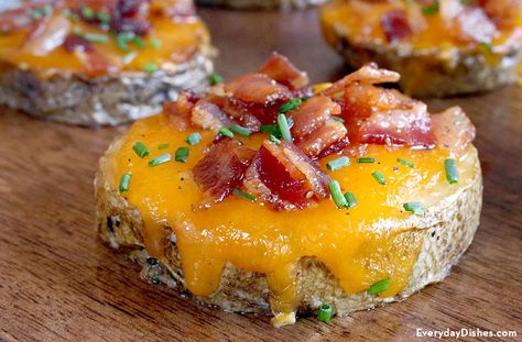 Daintier than loaded tater skins, these easy cheesy bacon potato rounds will please the whole gang! Serve with sour cream or blue cheese crumbles. Healthy Baked Potato Recipes, Best Way To Bake Potatoes, Tater Skins, Baked Potatoes Recipes, Healthy Baked Potato, Oven Baked Potatoes Recipes, Sides Potatoes, Oven Baked Potatoes, Cheesy Bacon Potatoes