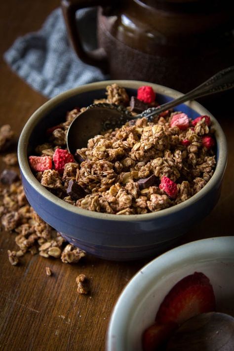 Mixed Berry and Chocolate Crunch Cakes recipe made with Love Crunch granola || @thismessisours @naturespath Chocolate Crunch Cake Recipe, Best Easy Pancake Recipe, Energy Boosting Breakfast, Love Crunch Granola, Easy Pancakes Recipe, Berries And Chocolate, Easy Pancakes, Crunch Cake, Curry Recipes Indian