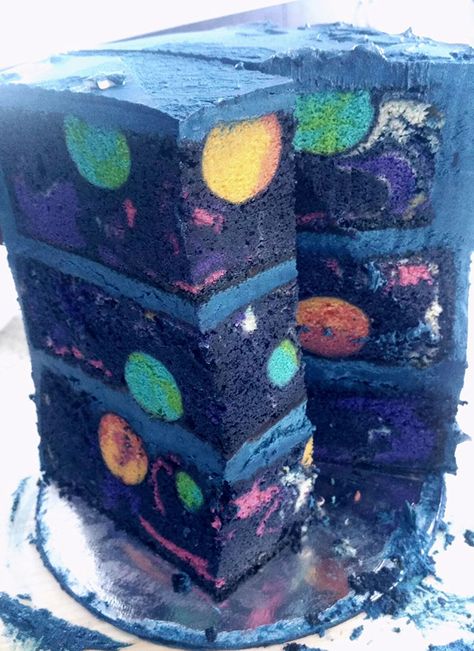 Usually, if a birthday cake is themed, it's simply decorated from the outside. Pedagiggle got a little more creative when baking a space cake for her son's birthday... Planet Birthday, Torte Creative, Space Cake, Galaxy Cake, 귀여운 음식 그림, Slice Of Cake, Torte Cupcake, Space Birthday Party, Themed Birthday Cakes