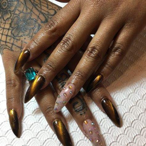 Cats eye gel nails Black Gold Cat Eye Nails, Black And Gold Cat Eye Nails, Cat Eye Nails Design Fall, Cat Eye Stiletto Nails, Tigers Eye Nails, Cat Eye Nails French Tip, Gold Cat Eye Nails, Brown Cat Eye Nails, Cat Eye Acrylic Nails