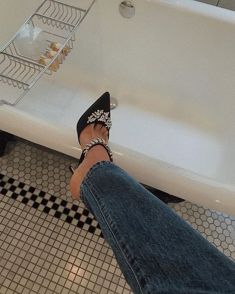 🛁 Manolo Lurum, Malano Blahnik, Manolo Blahnik Outfit, Manolo Blahnik Lurum, Formal Pumps, Chanel Espadrille, Outfit Details, Manolo Blahnik, Dress Codes