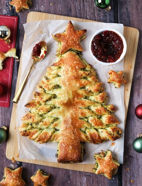 Chilli Relish, Pastry Christmas Tree, Christmas Nibbles, Pastry Christmas, Christmas Tree Bread, Christmas Canapes, Christmas Tree Food, Christmas Pastries, Christmas Platter