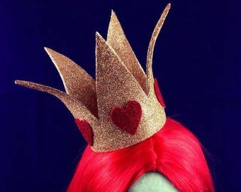 Diy Queen Of Hearts Costume, Diy Queen Of Hearts, Queen Of Hearts Costume, Costume Women, Halloween Deco, Queen Of Hearts, Halle, Costumes For Women, Alice In Wonderland