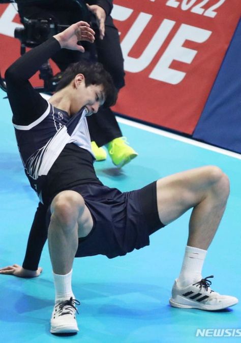 남성 근육, Muka Lelaki, Kpop Fashion Men, Volleyball Poses, Mens Volleyball, Body Action, Sports Boys, Cute Asian Guys, Boy Pictures