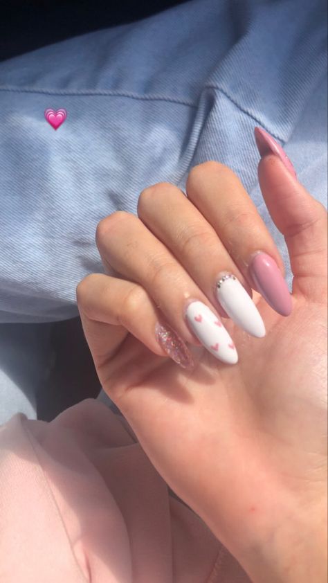 Beyaz Nail Art, Milky White And Pink Nails, Milky Nails With Glitter, Nails Pink Heart, Leana Deeb, Pink White Nails, Milky Nails, White Nail Art, Nails Pink