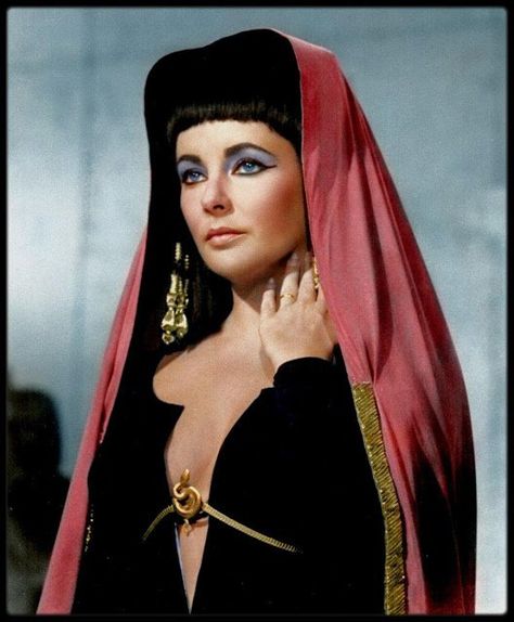 Elizabeth Taylor Cleopatra, Queen Cleopatra, Scarlett O'hara, Violet Eyes, Mask Diy, Actrices Hollywood, Norma Jeane, Elizabeth Taylor, Golden Age Of Hollywood