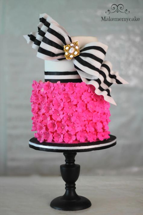 A bow is never big enough but if also has hot pink it becomes a perfect cake for a fashionista. I love bows and I love pink so I enjoyed a lot making this cake. Hope you like it!! :) Cake With Flowers, Bow Cakes, Tiered Cake, Gateaux Cake, Crazy Cakes, Gorgeous Cakes, Occasion Cakes, Pink Cake, Fancy Cakes