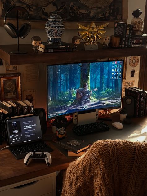 Men Pc Setup, 55 Inch Desk Setup, Natural Pc Setup, Pc Bedroom Setup, Apartment Gaming Room, Tlou Inspired Room, Aesthetic Game Room Ideas, Maximalist Pc Setup, Rustic Gaming Setup