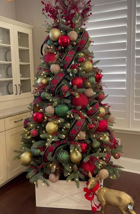 Green And Gold Christmas, Decoration Ideas Christmas, Red And Gold Christmas Tree, Tree Decorations Christmas, Red Christmas Decor, Christmas Tree Decorating Themes, Creative Christmas Trees, Elegant Christmas Trees, Christmas Tree Decorations Diy