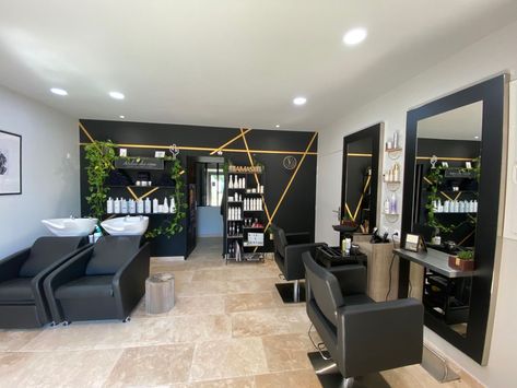 Small Hair Salon Interior Design Ideas Luxury, Black Walls Salon, Black And Gold Hair Salon, Black And Gold Salon Decor, Small Beauty Salon Interior Design, Salon Decor Studio, Small Hair Salon, Interior Design Luxury Modern, Parlour Design