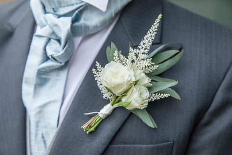 White Buttonhole, Romantic Wedding Ideas, Bridesmaid Glasses, Classic Romantic Wedding, Buttonhole Flowers, Groom Buttonholes, Vintage Lace Dress, Boda Ideas, White Boutonniere