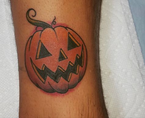 Traditional Pumpkin Tattoo, Jack O Lantern Tattoo, Michael Myers Tattoo, The Knee Tattoo, Halloween Jackolantern, Tattoo Halloween, Think Tattoo, Lantern Tattoo, Pumpkin Tattoo