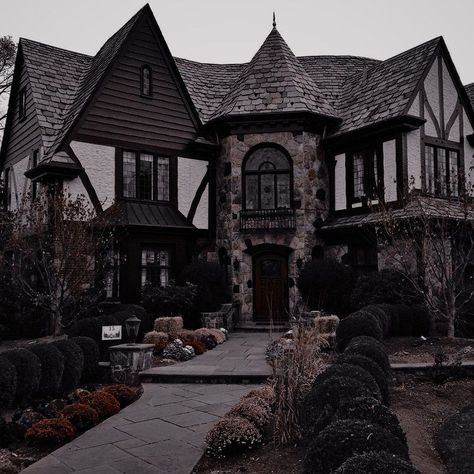 Dark Academia Aesthetic House, Dark Academia House Exterior, Dark Academia Mansion, Cottage House Aesthetic, Dark Academia House, Academia House, Dark Academia Home, Mansion Aesthetic, Mansion Exterior