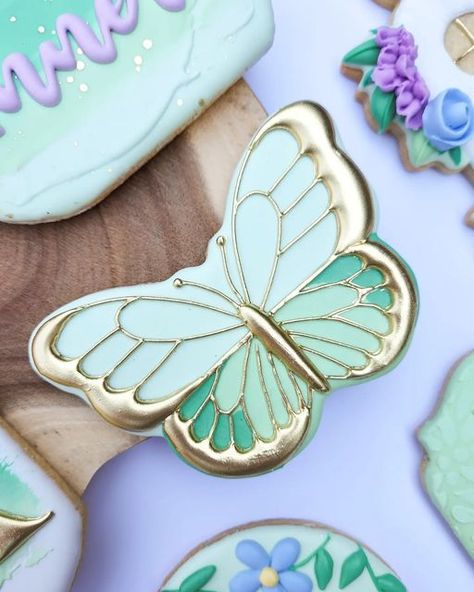 Butterfly Sugar Cookies Royal Icing, Dragonfly Cookies Decorated, Butterfly Decorated Cookies, Butterfly Sugar Cookies Decorated, Butterfly Cookies Decorated, Butterfly Sugar Cookies, Bug Cookies, Rainbow Sugar Cookies, Garden Cookies