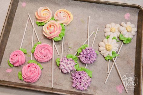 flower meringue pops Meringue Lolly Pops, Flower Meringue Pops, Meringue Pop Recipe, Meringue Cookies Pops, Meringue Cookie Pops, Flower Meringue Cookies, Easter Meringue Pops, Meringue Pops Ideas, Flower Pot Cake Ideas