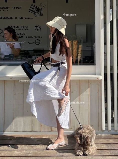 Maxi Skirt Outfit Casual, Linen Maxi Skirt Outfit, Bucket Hat Summer Outfit, Hat Summer Outfit, Street Style Classy, Street Style Comfy, White Crop Top Outfit, Casual School Outfit, Outfit Basics