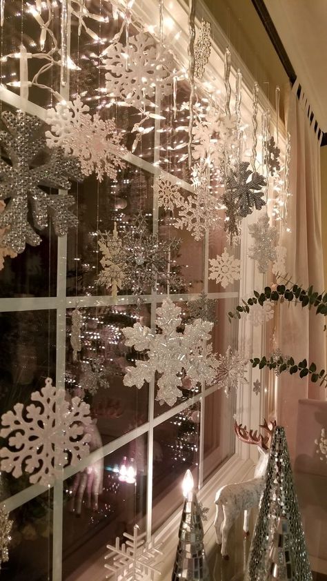 Christmas Window Seal Decor, Tree Garland Ideas, Tree Ribbon Ideas, Christmas Tree Ribbon Ideas, Easy Diy Christmas Decorations, Christmas Tree Ribbon, Christmas Decorations Apartment, Ribbon Ideas, Garland Ideas