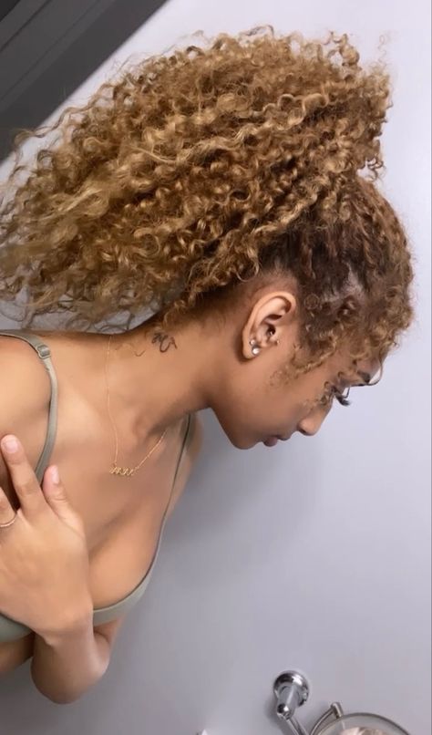 Copper Curls, Blond Curls, Blonde Natural Hair, Dyed Curly Hair, Highlights Curly Hair, Mixed Curly Hair, Honey Brown Hair, Hair Blond, Curly Hair Videos