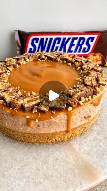 Snicker Cheesecake Recipe, Mini Snickers Cheesecake, Peanut Butter Snickers Cheesecake, Decorated Cheesecake, Biscuit Base Recipe, Snickers Mini Cheesecakes, Salty Caramel Cheesecake, Salted Caramel Chocolate Chip Cheesecake Recipes, Cheescake Recipe