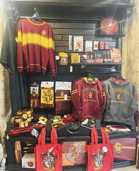 Harry Potter Shopping, Hogwarts Merch, Gryffindor Outfits, Gryffindor Outfit, Hermione Granger Aesthetic, Harry Potter Travel, Hogwarts Outfits, Harry Potter Merch, Gryffindor Aesthetic