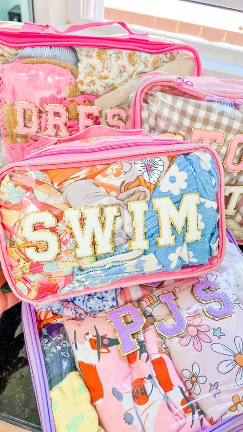 Cute Packing Cubes, Kids Travel Essentials, Preppy Suitcase, Preppy Travel Essentials, Preppy Travel Bags, Youth Trip, Preppy Packing, Aesthetic Packing, Vacation Suitcase