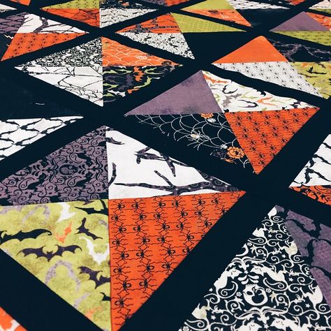 Eve Wall, Quilt Halloween, Halloween Sewing Projects, Halloween Quilt Patterns, Fall Quilt Patterns, Fat Quarter Quilt Pattern, Charm Pack Quilts, Halloween Quilt, Halloween Sewing