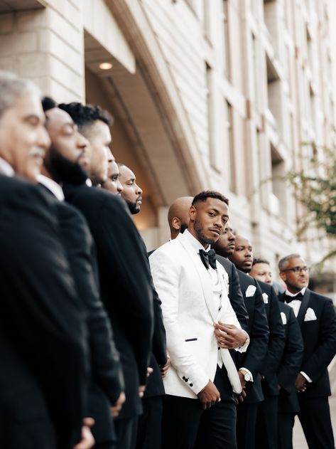 Best Groomsmen Photos, Large Family Wedding Photos Group Poses, Black Wedding Poses, Wedding Photography Black Couples, Editorial Groomsmen Photos, Black Wedding Pictures, Wedding Photos Black Couples, Wedding Photography Groomsmen, Black Couple Wedding Photos