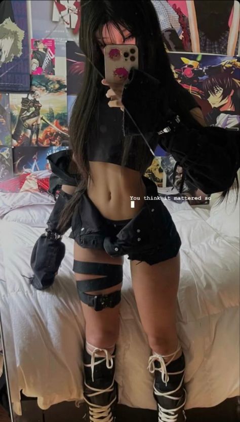 Estilo Cyberpunk, 2000s Fashion Outfits, Swaggy Outfits, Alternative Outfits, Cute Selfie Ideas, Summer Festival, 2000s Fashion, Rave Outfits, Edgy Outfits