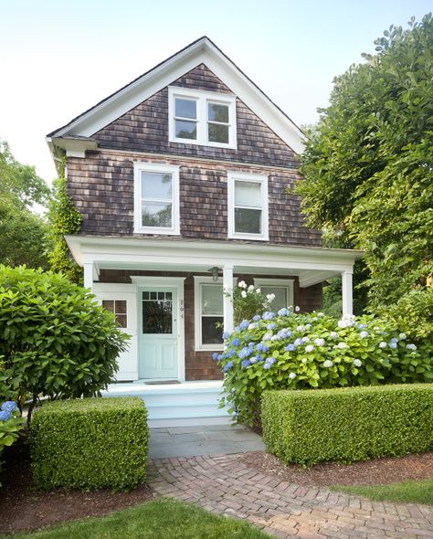 J enny Wolf, a Manhattan-based interior designer and her husband, John Wolf… Small Hamptons House, Hydrangea Hedge, House In The Hamptons, Hamptons Cottage, House Makeovers, Mark D Sikes, Seaside Cottage, Beach Cottage Decor, Hamptons House