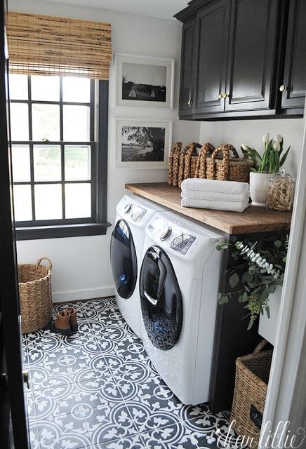 20 Laundry Room Makeovers - Organization and Home Decor Mudroom Addition, Room Tiles Design, Laundry Room Tile, Farmhouse Mudroom, Laundry Room Storage Shelves, White Laundry Rooms, Small Laundry Room Organization, Room Storage Diy, Laundry Room Shelves