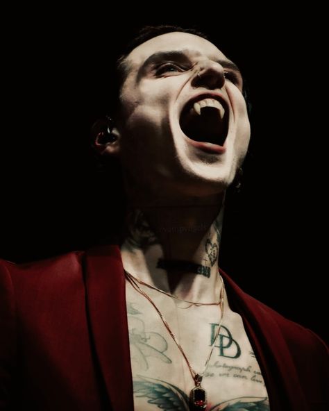 Andy Biersack Vampire, Andy Biersack 2024, Andy Black Aesthetic, Andy Biersack Aesthetic, Andy Biersak, Vampire Tattoo, Football Poses, Rock Boys, Black Vampire