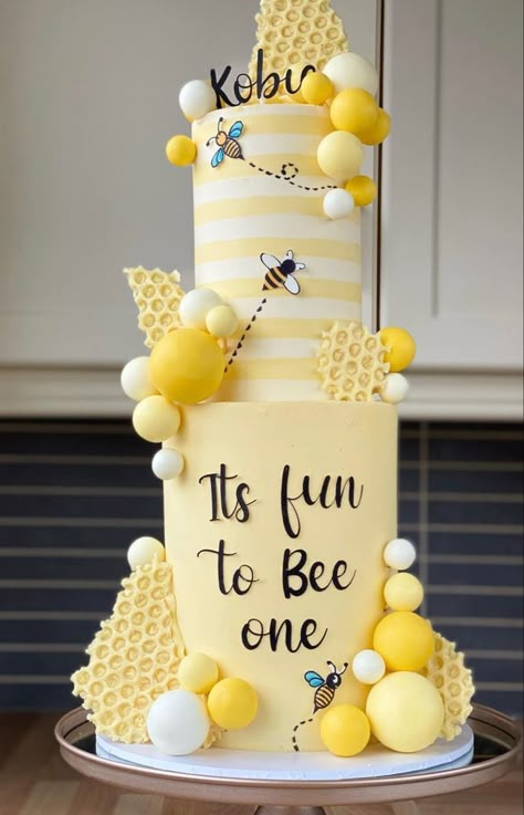 Bee Cake First Birthday, Bee Cake Ideas 1st Birthdays, Bee Cake Design, Fun To Bee One, Bumble Bee Birthday Party, Bee Birthday Cake, Bumble Bee Cake, Bee Themed Birthday Party, Honey Bee Theme