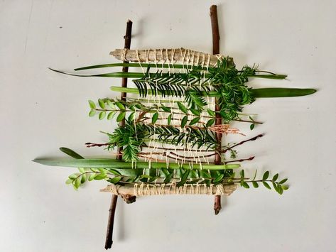 Outdoor Nature Activities, Weaving For Kids, Diy Camping, Craft Projects For Kids, Weaving Projects, Camping Crafts, Nature Activities, Weaving Art, Nature Crafts